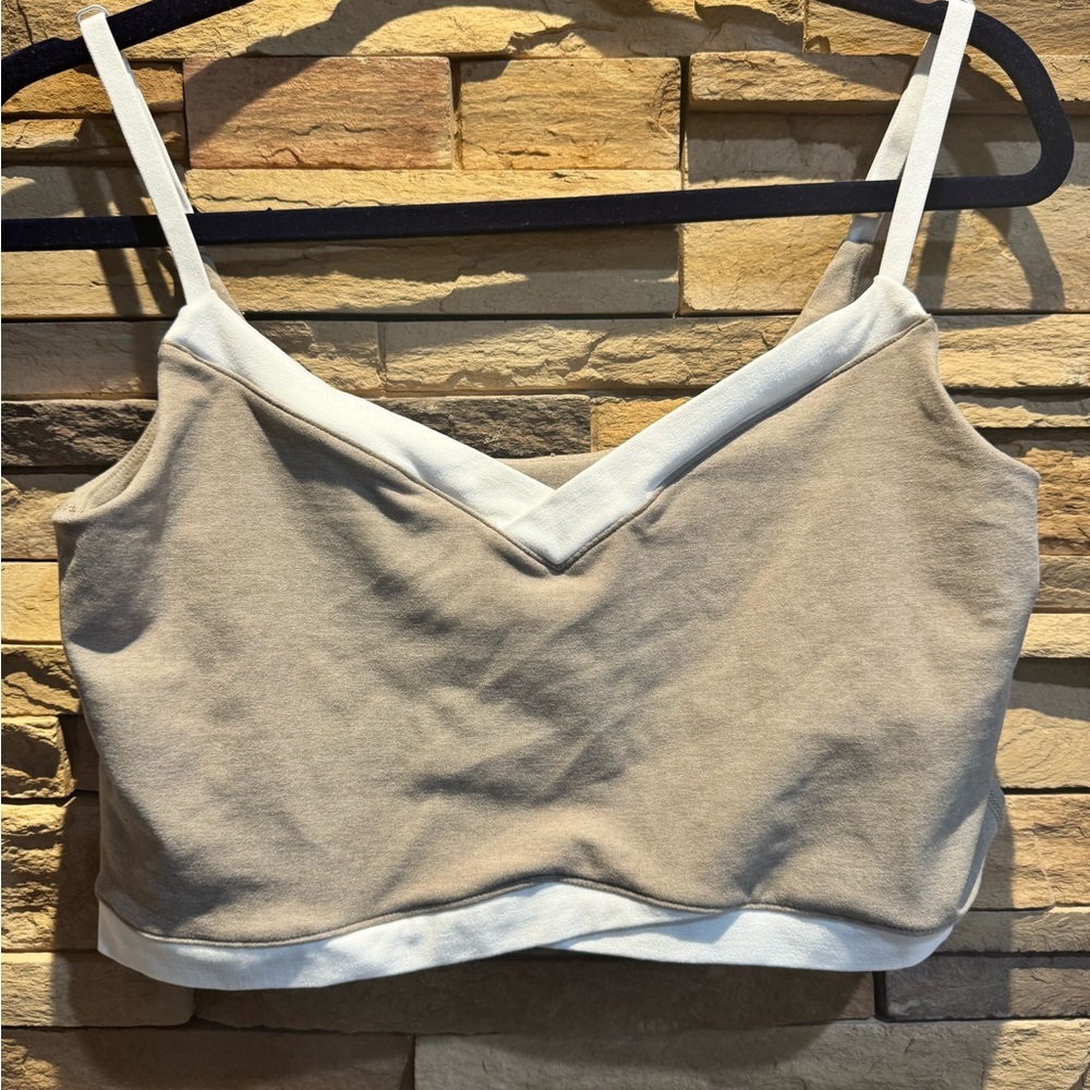Beyond Yoga Beige and White V-Neck Cropped Tank